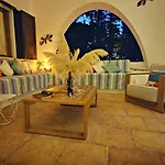 Archidea - Con Piscina Privata Ed Ampio Giardino Specchia